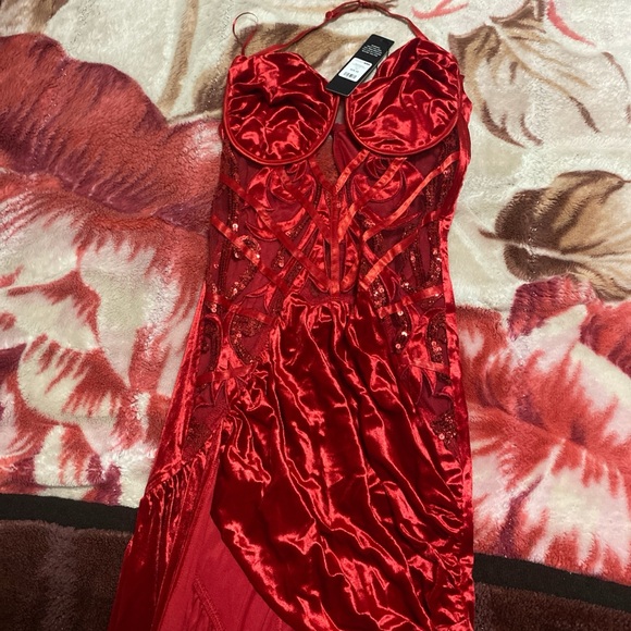 Red dress - Picture 2 of 3